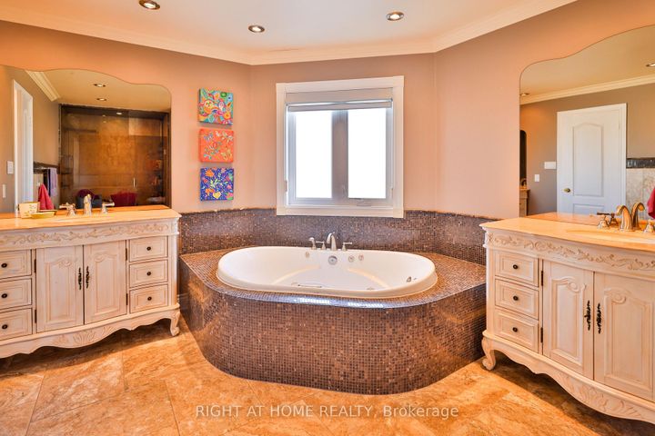 Photo 13 at 122 Red Cardinal Trail, Oak Ridges, Richmond Hill