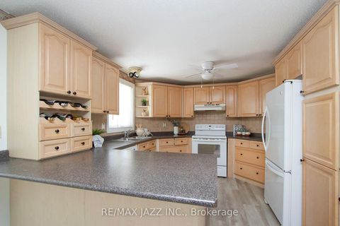 Photo 8 at 13 Steelhead Lane, Newcastle, Clarington