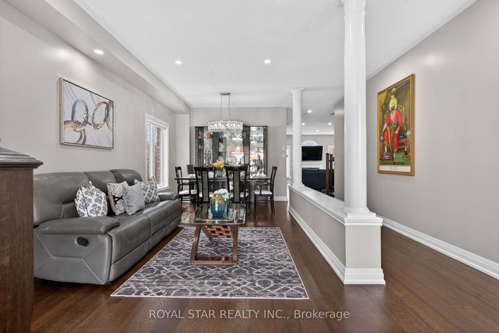 Photo 2 at 10 Solidarity Court, Bram West, Brampton