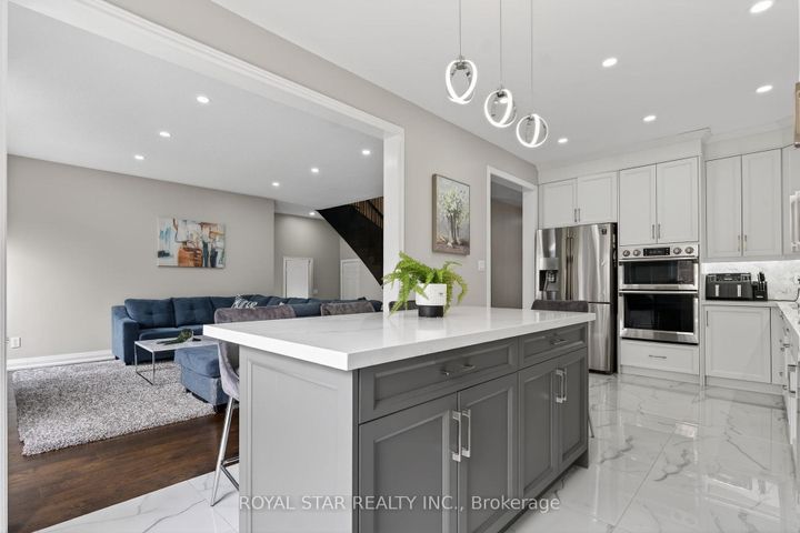 Photo 5 at 10 Solidarity Court, Bram West, Brampton