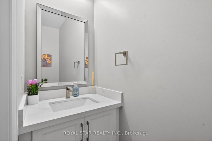 Photo 10 at 10 Solidarity Court, Bram West, Brampton