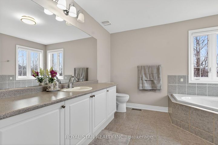 Photo 13 at 10 Solidarity Court, Bram West, Brampton