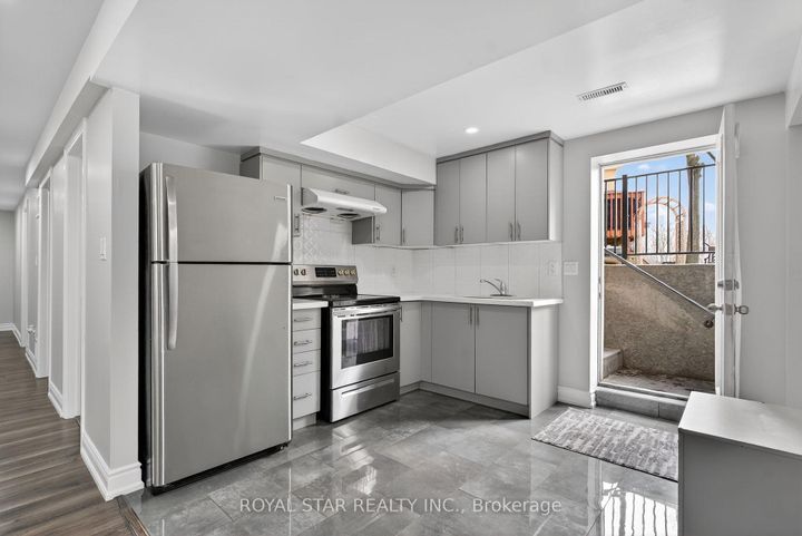 Photo 26 at 10 Solidarity Court, Bram West, Brampton