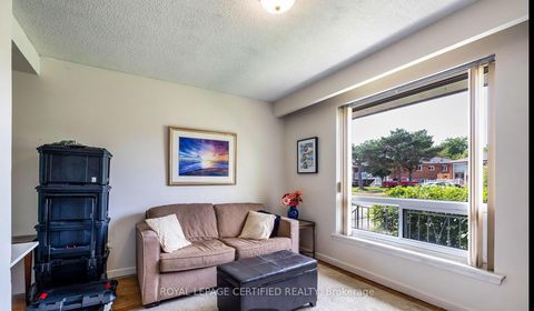 Photo 10 at 6872 Darcel Avenue, Malton, Mississauga