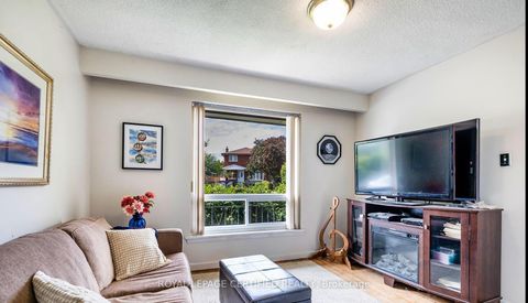 Photo 11 at 6872 Darcel Avenue, Malton, Mississauga