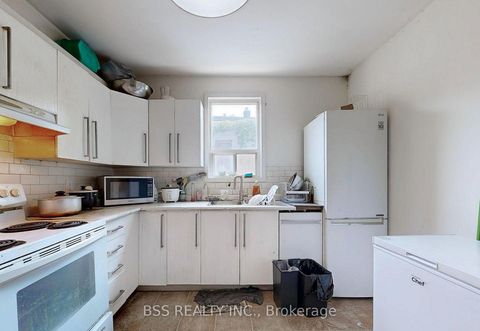 Photo 2 at 48 St Dunstan Drive, Oakridge, Toronto