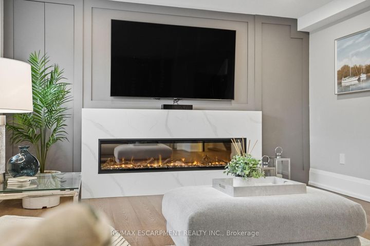 Photo 5 at 1489 Rogerswood Court, Lorne Park, Mississauga