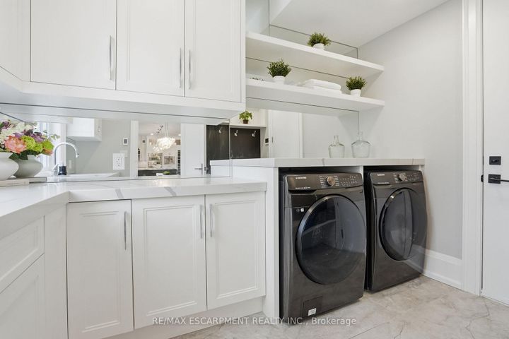 Photo 12 at 1489 Rogerswood Court, Lorne Park, Mississauga