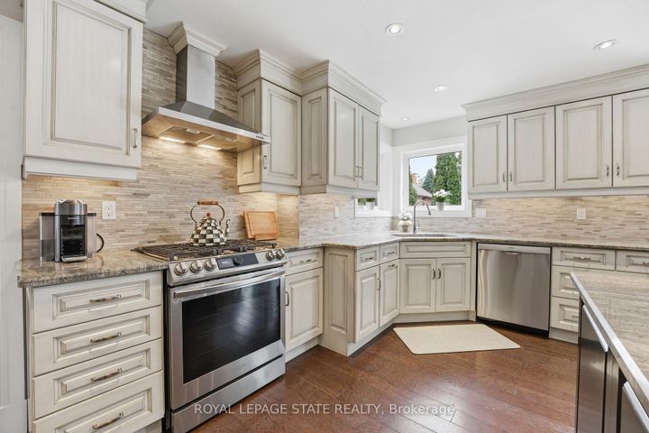 Photo 13 at 28 DEERVIEW Avenue, Ancaster, Hamilton