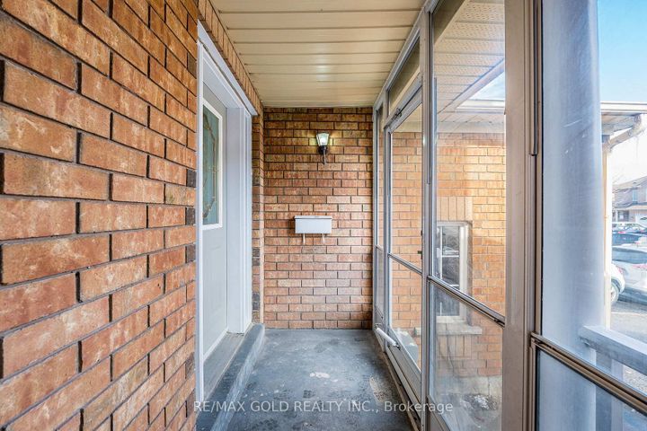 Photo 2 at 110 Sandyshores Drive, Wellington, Brampton