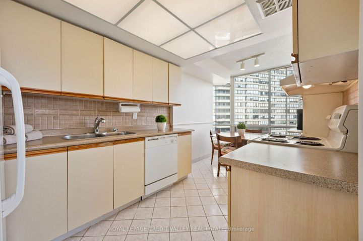 Photo 18 at 1012 - 26 Hanover Road, Queen Street Corridor, Brampton