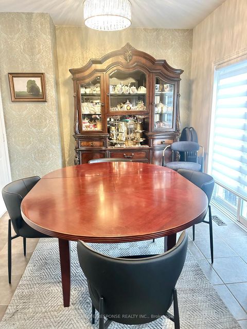 Photo 4 at 9 Aubergine Street, Oak Ridges Lake Wilcox, Richmond Hill