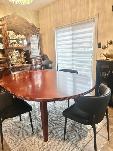 Photo 5 at 9 Aubergine Street, Oak Ridges Lake Wilcox, Richmond Hill