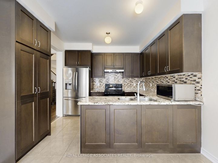 Photo 11 at 10 Lloyd Crescent, Northwest Brampton, Brampton