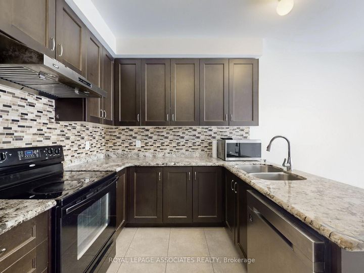 Photo 13 at 10 Lloyd Crescent, Northwest Brampton, Brampton