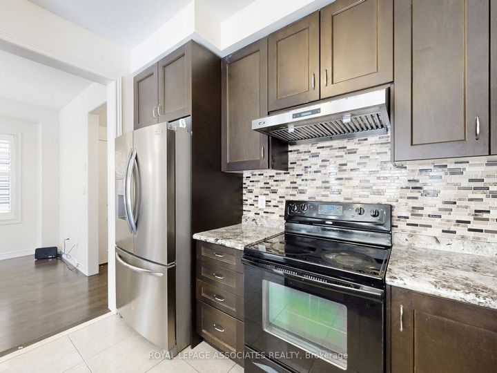 Photo 16 at 10 Lloyd Crescent, Northwest Brampton, Brampton