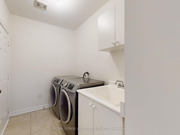 Photo 21 at 10 Lloyd Crescent, Northwest Brampton, Brampton