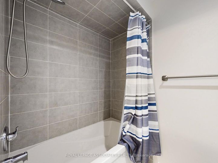 Photo 43 at 10 Lloyd Crescent, Northwest Brampton, Brampton