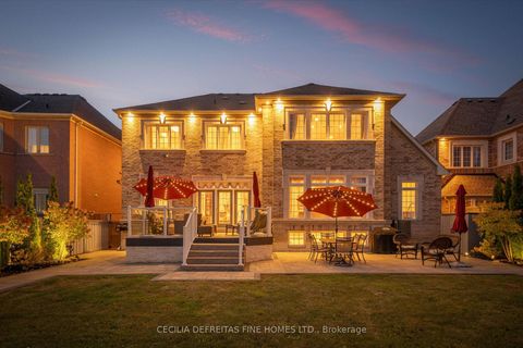 Photo 2 at 11 Beauvista Court, Vellore Village, Vaughan