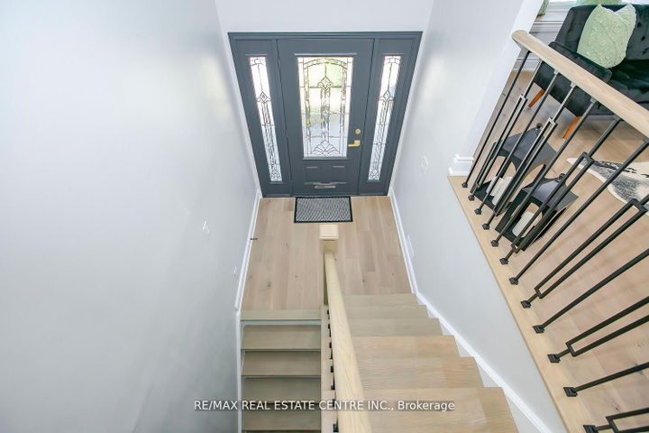 Photo 6 at 6978 Estoril Road, Meadowvale, Mississauga