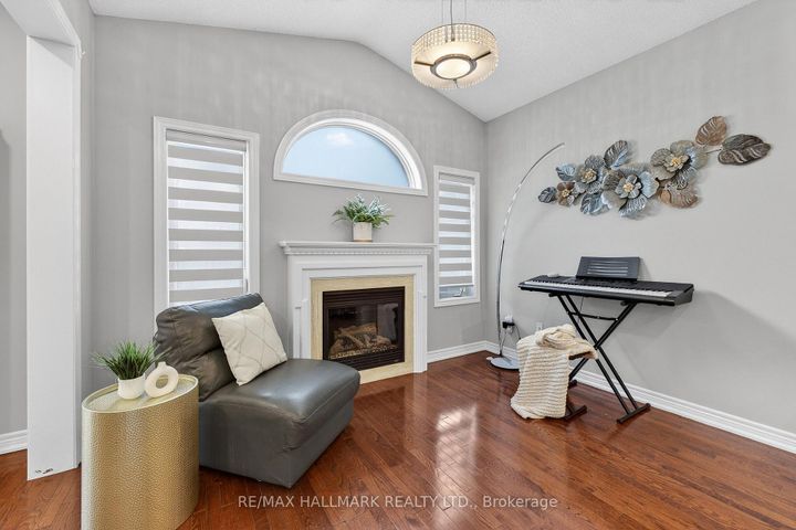Photo 9 at 77 Maurier Boulevard, Patterson, Vaughan