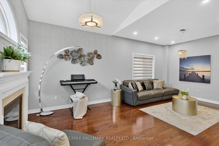 Photo 10 at 77 Maurier Boulevard, Patterson, Vaughan