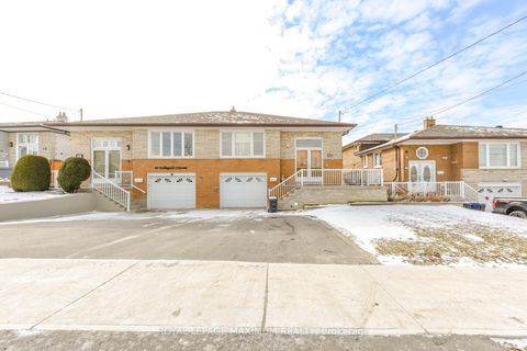 Photo 4 at 47 Fallingdale Crescent, York University Heights, Toronto