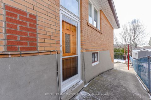 Photo 7 at 47 Fallingdale Crescent, York University Heights, Toronto