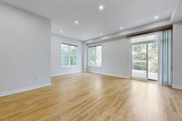 Photo 3 at 86 - 8 Townwood Drive, Jefferson, Richmond Hill