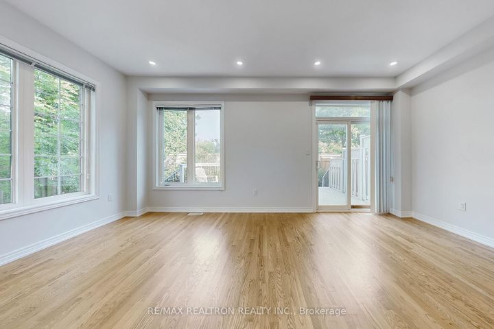 Photo 4 at 86 - 8 Townwood Drive, Jefferson, Richmond Hill