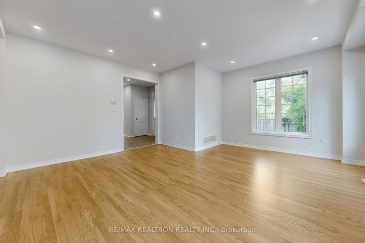 Photo 6 at 86 - 8 Townwood Drive, Jefferson, Richmond Hill