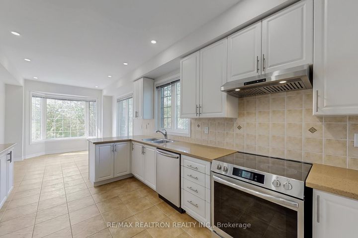 Photo 7 at 86 - 8 Townwood Drive, Jefferson, Richmond Hill