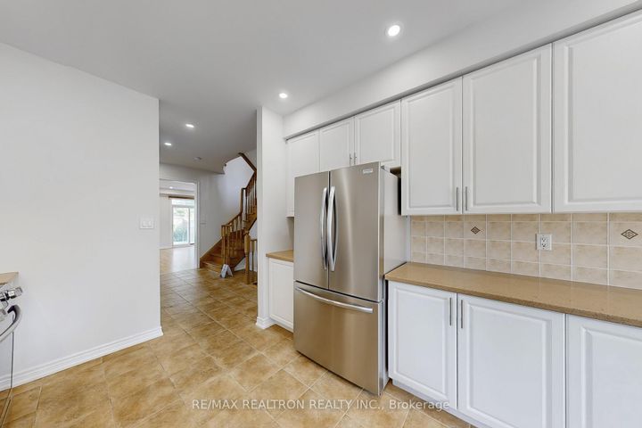 Photo 9 at 86 - 8 Townwood Drive, Jefferson, Richmond Hill