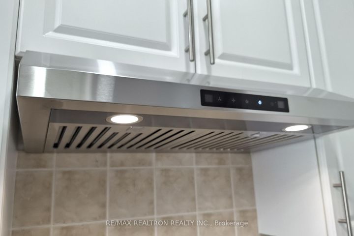 Photo 10 at 86 - 8 Townwood Drive, Jefferson, Richmond Hill