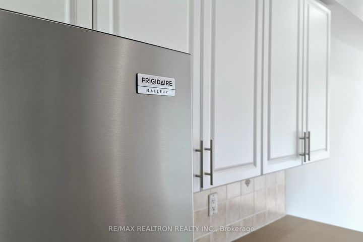 Photo 11 at 86 - 8 Townwood Drive, Jefferson, Richmond Hill