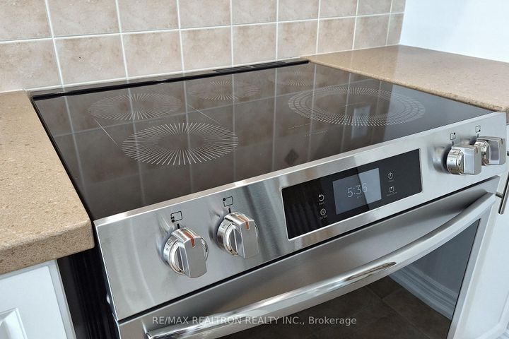 Photo 12 at 86 - 8 Townwood Drive, Jefferson, Richmond Hill