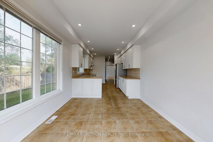 Photo 16 at 86 - 8 Townwood Drive, Jefferson, Richmond Hill