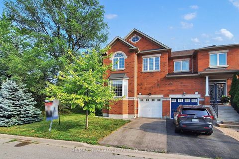 Photo 1 at 86 - 8 Townwood Drive, Jefferson, Richmond Hill
