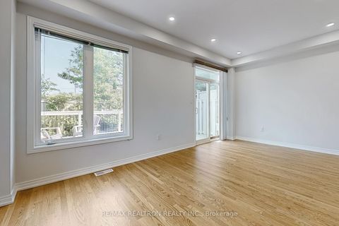 Photo 5 at 86 - 8 Townwood Drive, Jefferson, Richmond Hill
