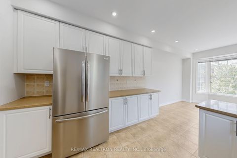 Photo 8 at 86 - 8 Townwood Drive, Jefferson, Richmond Hill