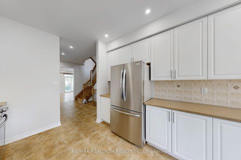 Photo 9 at 86 - 8 Townwood Drive, Jefferson, Richmond Hill