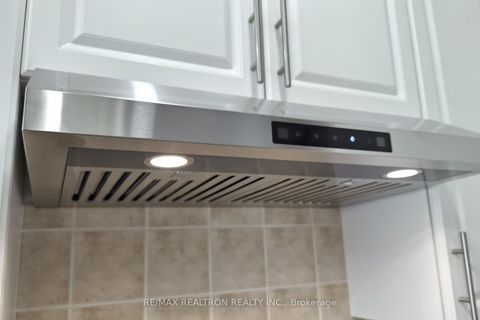 Photo 10 at 86 - 8 Townwood Drive, Jefferson, Richmond Hill