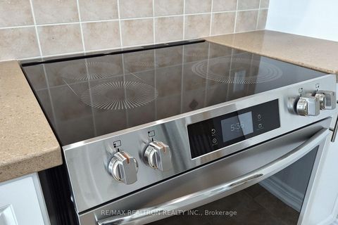 Photo 12 at 86 - 8 Townwood Drive, Jefferson, Richmond Hill