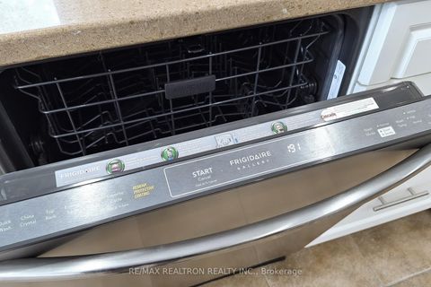 Photo 13 at 86 - 8 Townwood Drive, Jefferson, Richmond Hill