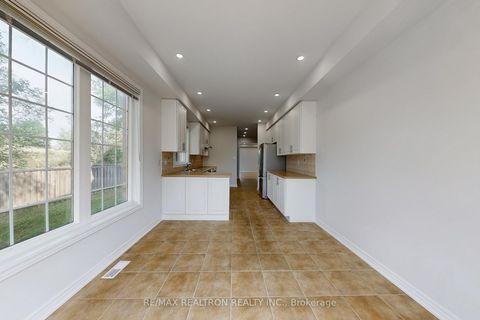 Photo 16 at 86 - 8 Townwood Drive, Jefferson, Richmond Hill