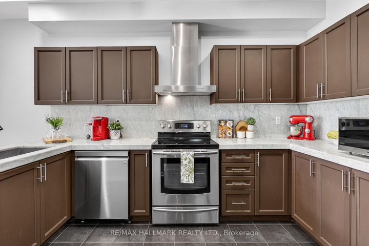 Photo 4 at 30 Catalpa Crescent, Patterson, Vaughan