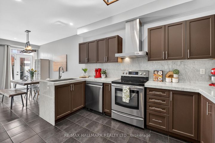 Photo 5 at 30 Catalpa Crescent, Patterson, Vaughan