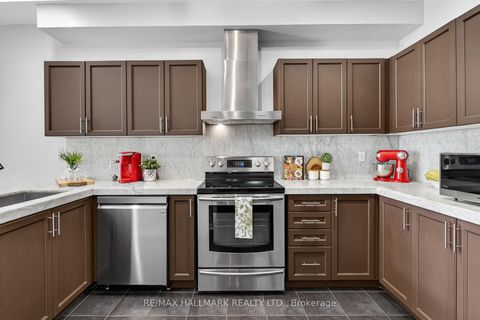 Photo 4 at 30 Catalpa Crescent, Patterson, Vaughan