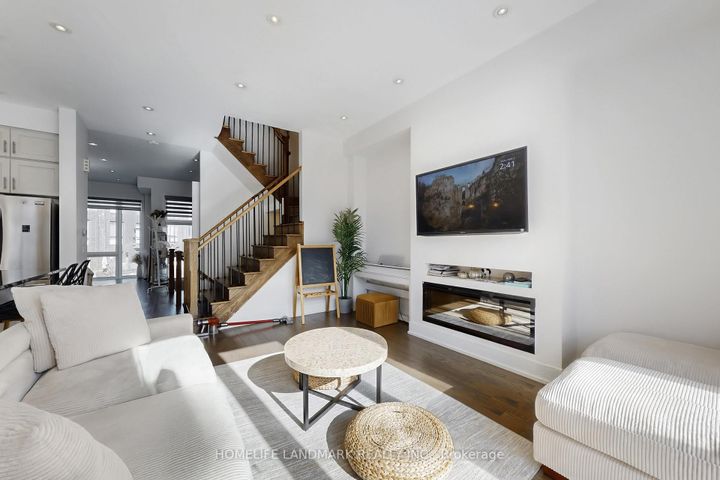 Photo 3 at 22 Crestridge Drive, Patterson, Vaughan