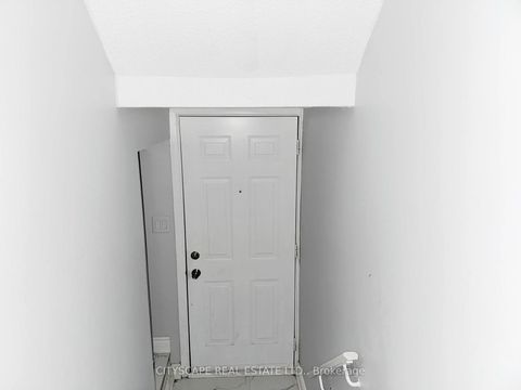 Photo 2 at 192 - 1055 Dundas Street E, Applewood, Mississauga